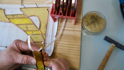 Composition d'un vitrail Tiffany pendant le stage loisir avec une vitrailliste à Tarbes