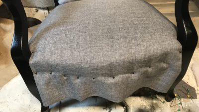 Fauteuil en cours de restauration pendant le stage en tapisserie d’ameublement