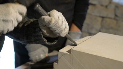 Burin pendant le stage de taille de pierre avec un tailleur en Aveyron