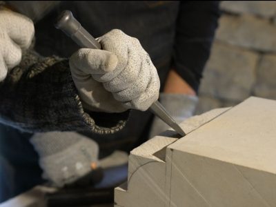Stagiaire à l'œuvre pendant le stage de taille de pierre en Aveyron