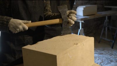 Outil pendant le stage de taille de pierre avec un tailleur en Aveyron