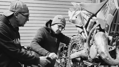 Elèves du stage d'entretien moto avec Samuel