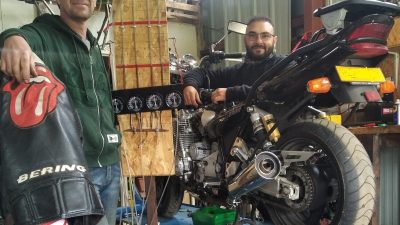 Stagiaires pendant le stage Entretien sur la partie cycle d’une moto
