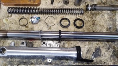 Pièces détachées pendant le stage d'entretien moto