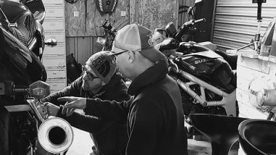 Stagiaires pendant le stage d'entretien d’une moto