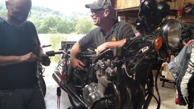 Stagiaires pendant le stage Entretien d’une moto