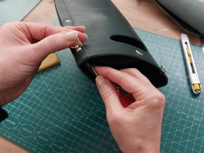 Sertissage anneau rivet pendant la formation maroquinerie entre Nantes et Angers