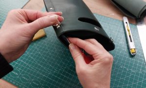 Sertissage anneau rivet pendant la formation maroquinerie entre Nantes et Angers