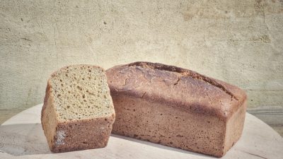Pain moulé pendant le stage avec un boulanger en boulangerie