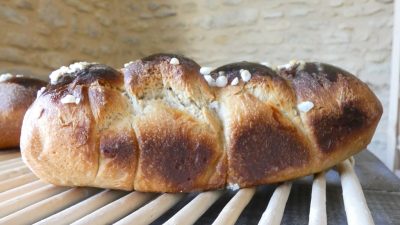 Pain brioché pendant le stage chez un boulanger dans sa boulangerie