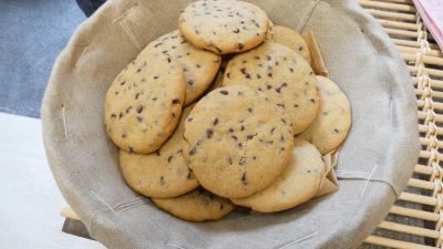 Confection de cookies pendant le stage avec un boulanger en boulangerie biologique