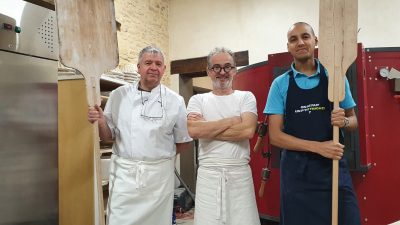 Benoit Tranchant et ses stagiaires dans la boulangerie pendant le stage boulanger