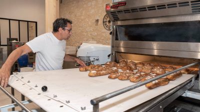 Enfournement des pains pendant l'atelier chez un boulanger paysan