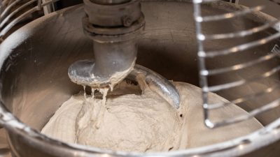 Pétrissage pendant l'atelier boulanger en boulangerie