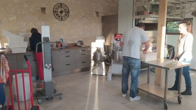 Patrick et son stagiaire dans l'atelier de boulanger