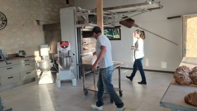 Patrick et son stagiaire dans l'atelier de boulanger en boulangerie