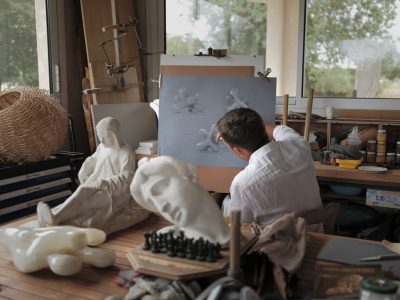 David, sculpteur et tailleur sur pierre, fait des schémas de sculptures pendant un stage/formation