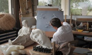 David, sculpteur et tailleur sur pierre, fait des schémas de sculptures pendant un stage/formation