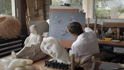David, sculpteur et tailleur sur pierre, fait des schémas de sculptures pendant un stage/formation