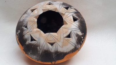 Vase antique fait pendant la formation céramique Sigillée avec un céramiste