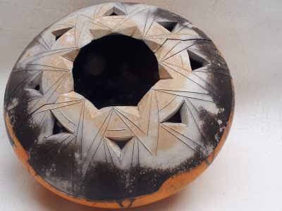 Vase antique fait pendant la formation céramique Sigillée avec un céramiste