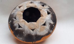 Vase antique fait pendant la formation céramique Sigillée avec un céramiste
