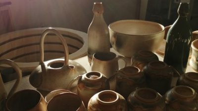 Création de pièces en poterie et céramique près de Bordeaux pendant le stage et l'atelier avec un céramiste