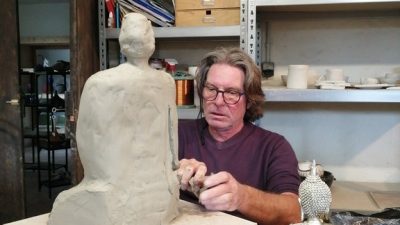 Stagiaire pendant le stage ou l'atelier céramique et poterie sur grès avec une céramiste vers Bordeaux