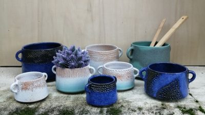 Mugs et récipients faits Jocelyne Schaller, céramiste qui propose une formation poterie et céramique proche de Bordeaux