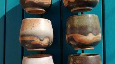 Mugs pendant le stage céramique et poterie vers Bordeaux dans l'atelier