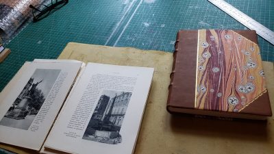 Livres en cours de restauration dans l'atelier pendant le stage reliure et dorure à Toulouse