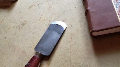 Outil de relieur doreur dans l'atelier pendant le stage de reliure et dorure vers Toulouse
