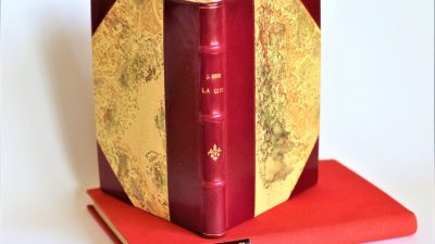 Livre pendant le stage de dorure et reliure avec une artisane doreur et relieur à Toulouse