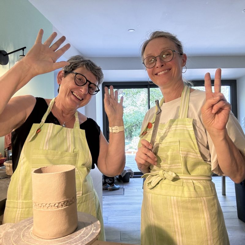 Stagiaires pendant un stage de céramique