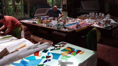 Stagiaires pendant le stage de vitrail avec un vitrailliste vers Perpignan