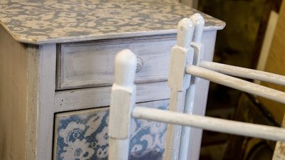 Atelier de rénovation de meubles au cours du stage