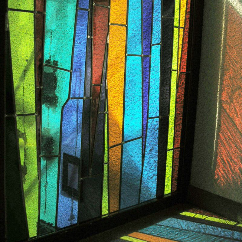 Vitrail aux bandes colorées de Karine, vitrailliste qui propose de stages et formations