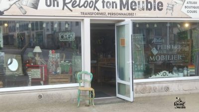 Vitrine-extetieure-de-latelier-on-Relook-ton-Meuble-Pleyben-Peinture-naturelle-a-la-caseine-Finstere-Bretagne