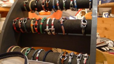 Boutique pendant le stage pour créer son sac en voile de bateaux