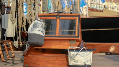 Sacs en voile de bateaux exposés pendant le stage pour créer un sac