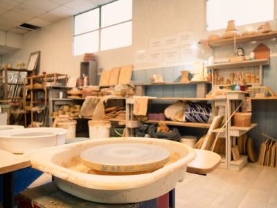 Atelier pendant la formation céramique avec une céramiste à Béziers