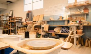 Atelier pendant la formation céramique avec une céramiste à Béziers