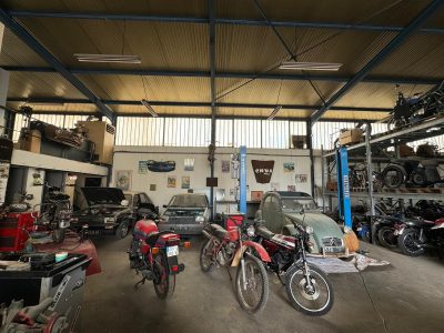 Véhicules pendant la formation mécanique auto en région Provence-Alpes-Côte d'Azur