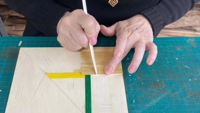 Stagiaire pendant le stage de marqueterie de paille vers Paris en Ile-de-France