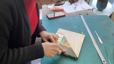 Stagiaire pendant le stage de marqueterie de paille vers Paris