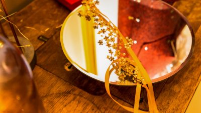 Détails décoratifs dans l'atelier pendant le stage de modiste et styliste en Bretagne