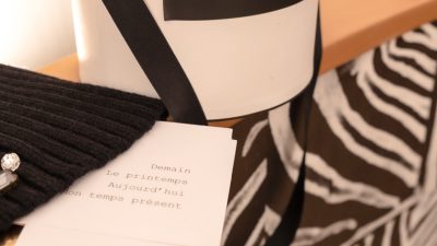 Détails décoratifs pendant le stage de modiste et styliste