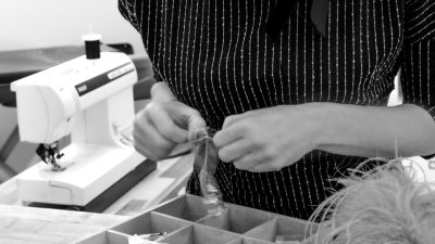 Stagiaire pendant le stage modiste et styliste