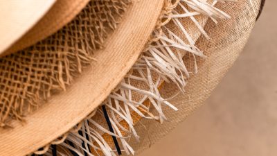 Détails de chapeaux pendant le stage de modiste et styliste