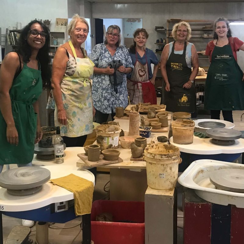 Stagiaires dans l'atelier ZAB de céramiste et poterie